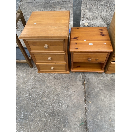 3073 - A MODERN BEDROOM CHEST OF THREE DRAWERS AND A SMALLER BEDSIDE CHEST