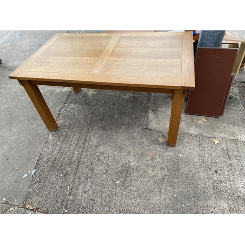 3075 - A MODERN OAK DINING TABLE ON SQUARE LEGS, 59 X 35.5