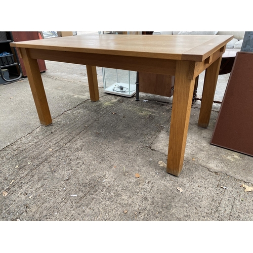 3075 - A MODERN OAK DINING TABLE ON SQUARE LEGS, 59 X 35.5