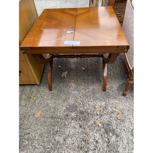 3078 - A MODERN SELVA MAHOGANY AND INLAID COFFEE TABLE WITH FOLD-OVER LEAVES ON X-FRAME BASE