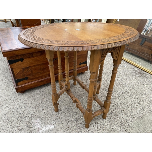 3084 - A SMALL OVAL OAK GATELEG TABLE ON TURNED LEGS, WITH CARVED TOP, 31.5 X 25