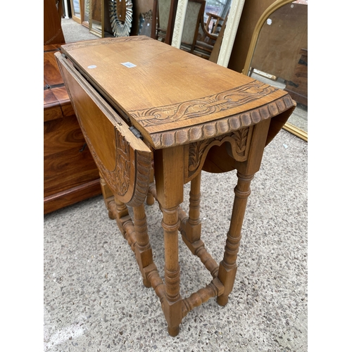 3084 - A SMALL OVAL OAK GATELEG TABLE ON TURNED LEGS, WITH CARVED TOP, 31.5 X 25