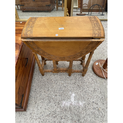 3084 - A SMALL OVAL OAK GATELEG TABLE ON TURNED LEGS, WITH CARVED TOP, 31.5 X 25