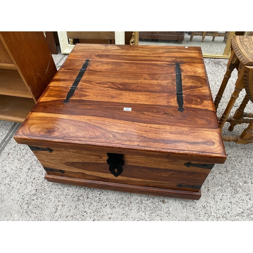 3085 - A HARDWOOD COFFEE TABLE STORAGE CHEST WITH TWO LIFT-UP SECTIONS, 36