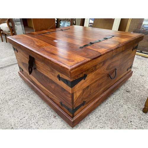 3085 - A HARDWOOD COFFEE TABLE STORAGE CHEST WITH TWO LIFT-UP SECTIONS, 36