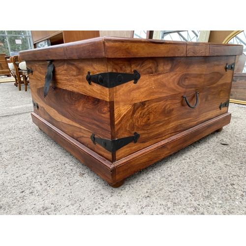 3085 - A HARDWOOD COFFEE TABLE STORAGE CHEST WITH TWO LIFT-UP SECTIONS, 36