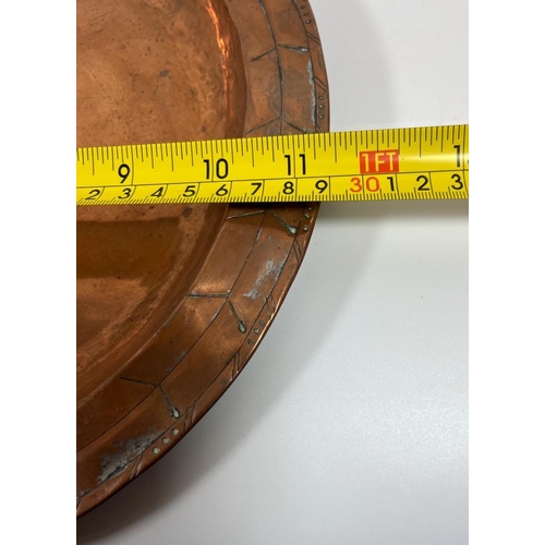 52 - AN ARTS AND CRAFTS HUGH WALLIS COPPER CHARGER WITH ARROWHEAD BORDER, SIGNED, DIAMETER 29CM