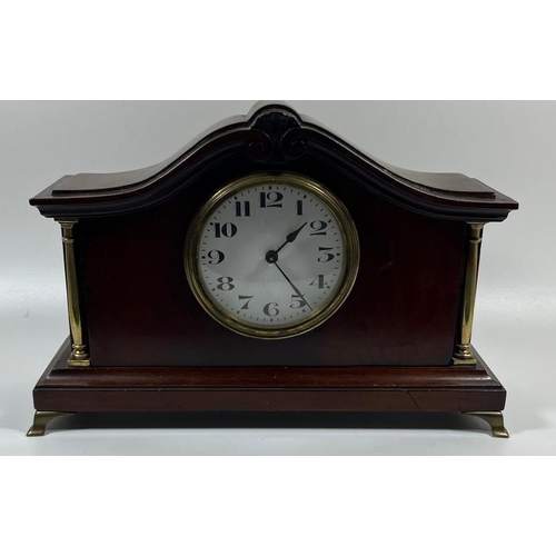 62 - A MAHOGANY MANTLE CLOCK WITH BRASS COLUMNS AND FEET WITH JAPE FRERES MOVEMENT, 19 X 28 CM