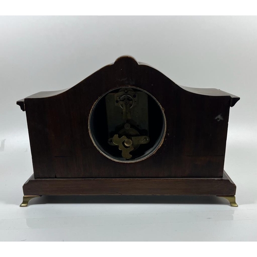 62 - A MAHOGANY MANTLE CLOCK WITH BRASS COLUMNS AND FEET WITH JAPE FRERES MOVEMENT, 19 X 28 CM