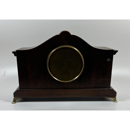 62 - A MAHOGANY MANTLE CLOCK WITH BRASS COLUMNS AND FEET WITH JAPE FRERES MOVEMENT, 19 X 28 CM