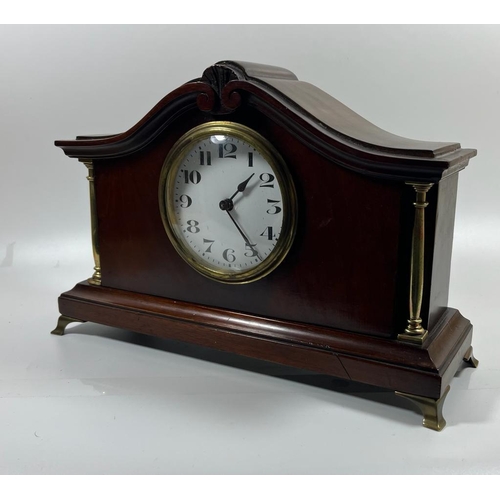 62 - A MAHOGANY MANTLE CLOCK WITH BRASS COLUMNS AND FEET WITH JAPE FRERES MOVEMENT, 19 X 28 CM