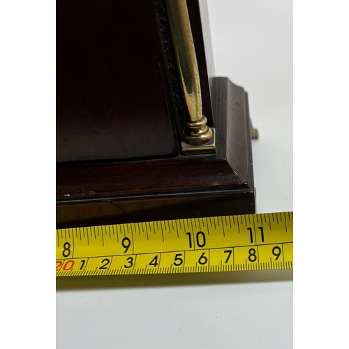 62 - A MAHOGANY MANTLE CLOCK WITH BRASS COLUMNS AND FEET WITH JAPE FRERES MOVEMENT, 19 X 28 CM