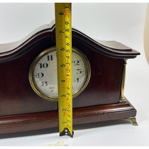 62 - A MAHOGANY MANTLE CLOCK WITH BRASS COLUMNS AND FEET WITH JAPE FRERES MOVEMENT, 19 X 28 CM