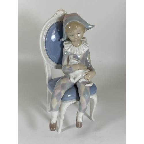 704 - A RETIRED LLADRO 'LITTLE HARLEQUIN' 1229 GIRL ON CHAIR FIGURE, HEIGHT 26CM