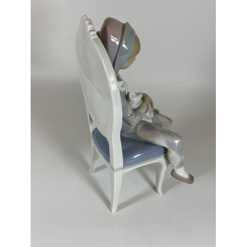 704 - A RETIRED LLADRO 'LITTLE HARLEQUIN' 1229 GIRL ON CHAIR FIGURE, HEIGHT 26CM