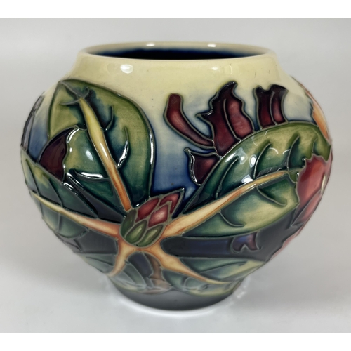 706 - A MOORCROFT POTTERY 'SIMEON' PATTERN 1999 FLORAL VASE, HEIGHT 11CM (SECONDS)