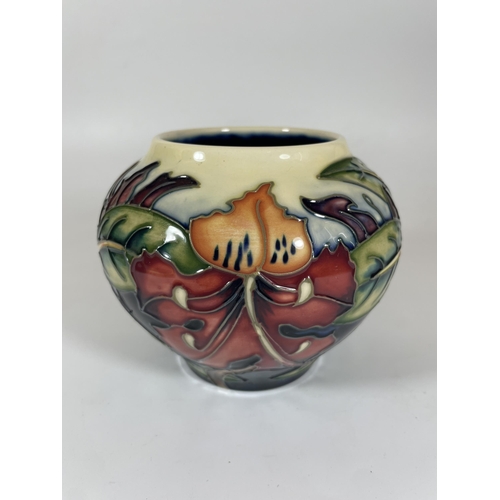 706 - A MOORCROFT POTTERY 'SIMEON' PATTERN 1999 FLORAL VASE, HEIGHT 11CM (SECONDS)