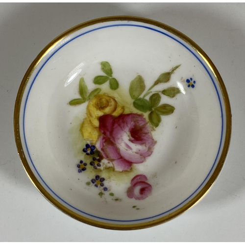 710 - AN ANTIQUE 1921 HAND PAINTED ROYAL WORCESTER FLORAL PIN DISH, DIAMETER 7CM