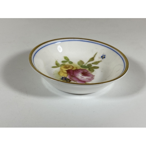 710 - AN ANTIQUE 1921 HAND PAINTED ROYAL WORCESTER FLORAL PIN DISH, DIAMETER 7CM