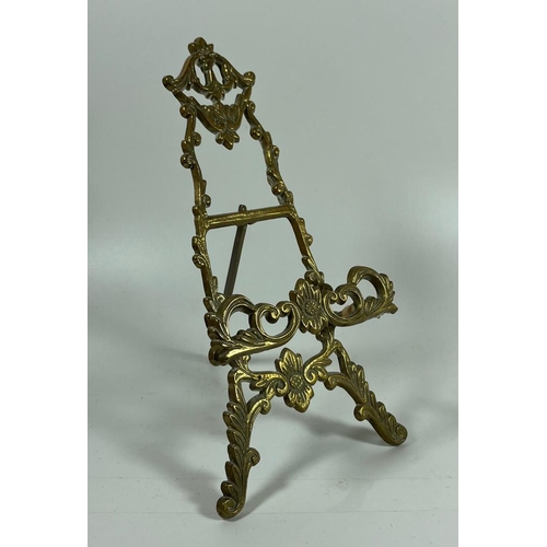 106 - A VINTAGE BRASS TABLE TOP EASEL DISPLAY, HEIGHT 19 CM