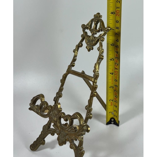 106 - A VINTAGE BRASS TABLE TOP EASEL DISPLAY, HEIGHT 19 CM