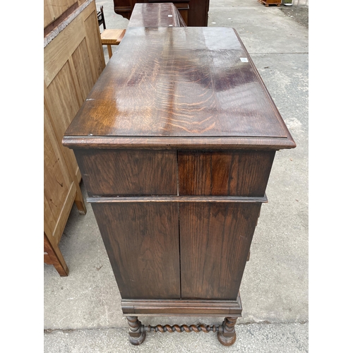 AN EARLY 20TH CENTURY OAK JACOBEAN STYLE CHEST OF TWO SHORT AND THREE ...
