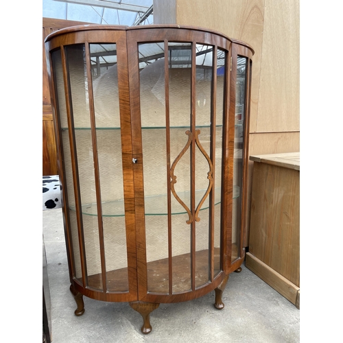 2765 - A MID 20TH CENTURY BOWFRONTED CHINA CABINET ON CABRIOLE LEGS, 36