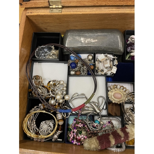 33 - A TABLE TOP DISPLAY CABINET WITH ASSORTED COSTUME JEWELLERY ETC