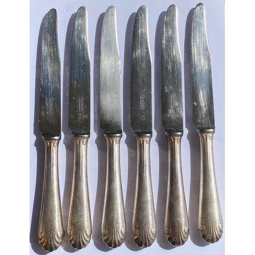 58 - A SET OF SIX PLUS ONE FRENCH ART DECO CHRISTOFLE CTF20 PLUME PATTERN SILVER PLATED DINNER KNIVES WIT... 