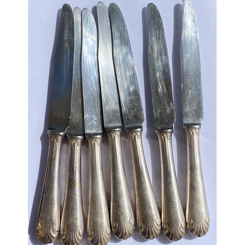 58 - A SET OF SIX PLUS ONE FRENCH ART DECO CHRISTOFLE CTF20 PLUME PATTERN SILVER PLATED DINNER KNIVES WIT... 