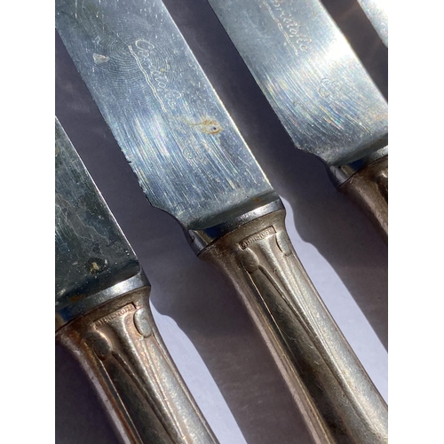 58 - A SET OF SIX PLUS ONE FRENCH ART DECO CHRISTOFLE CTF20 PLUME PATTERN SILVER PLATED DINNER KNIVES WIT... 