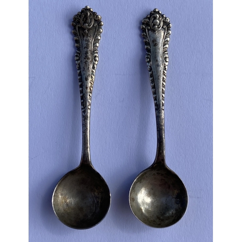 64 - A PAIR OF VICTORIAN 1897 HALLMARKED SILVER OPEN SALT SPOONS, LENGTH 6.5 CM