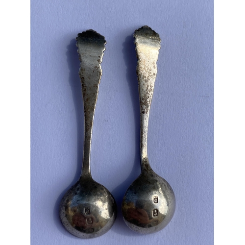 64 - A PAIR OF VICTORIAN 1897 HALLMARKED SILVER OPEN SALT SPOONS, LENGTH 6.5 CM