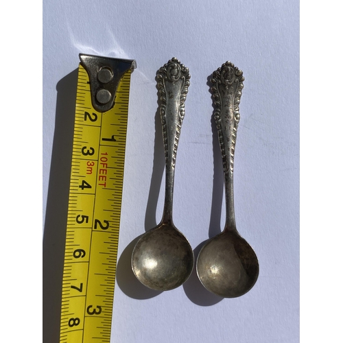 64 - A PAIR OF VICTORIAN 1897 HALLMARKED SILVER OPEN SALT SPOONS, LENGTH 6.5 CM