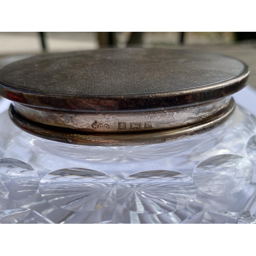 68 - AN ELIZABETH II 1954 HALLMARKED BIRMINGHAM SILVER TOPPED AND CUT GLASS DRESSING TABLE POT, MAKER HEN... 