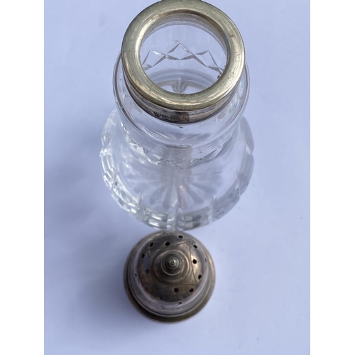 71 - AN ELIZABETH II 1973 SILVER TOPPED SUGAR SIFTER WITH SILVER LID AND COLLAR, MAKER J B CHATTERLEY & S... 