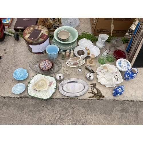 1816 - AN ASSORTMENT OF GLASS AND CERAMIC ITEMS TO INCLUDE BOWLS AND VASES ETC