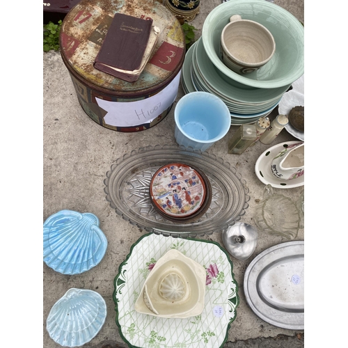 1816 - AN ASSORTMENT OF GLASS AND CERAMIC ITEMS TO INCLUDE BOWLS AND VASES ETC