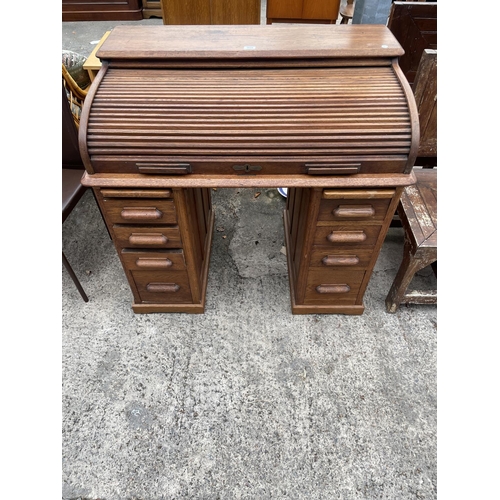 3059 - AN EARLY 20TH CENTURY OAK ROLL-TOP DESK ENCLOSING EIGHT DRAWERS AND TWO SLIDES, 42