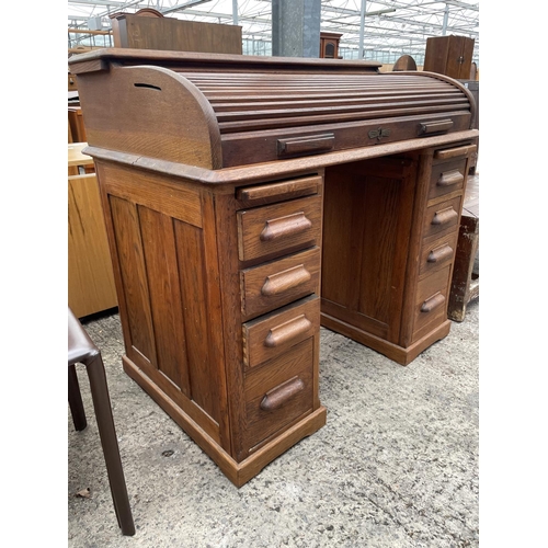 3059 - AN EARLY 20TH CENTURY OAK ROLL-TOP DESK ENCLOSING EIGHT DRAWERS AND TWO SLIDES, 42