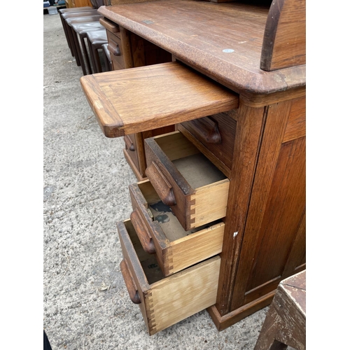 3059 - AN EARLY 20TH CENTURY OAK ROLL-TOP DESK ENCLOSING EIGHT DRAWERS AND TWO SLIDES, 42