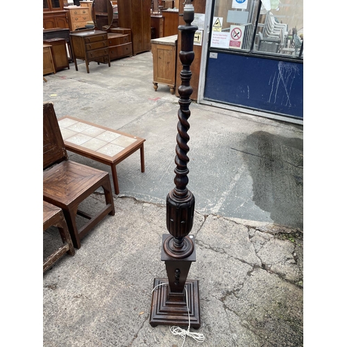 3067 - AN EARLY 20TH CENTURY OAK STANDARD LAMP WITH BARLEYTWIST AND BALUSTER COLUMN