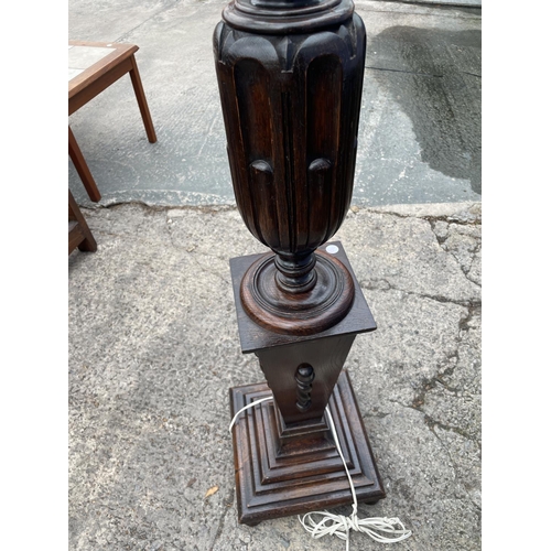 3067 - AN EARLY 20TH CENTURY OAK STANDARD LAMP WITH BARLEYTWIST AND BALUSTER COLUMN