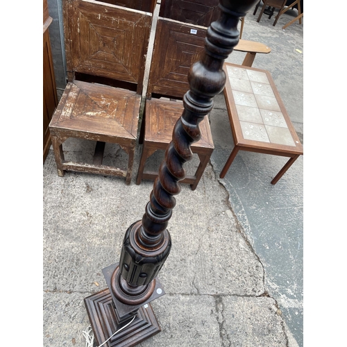 3067 - AN EARLY 20TH CENTURY OAK STANDARD LAMP WITH BARLEYTWIST AND BALUSTER COLUMN