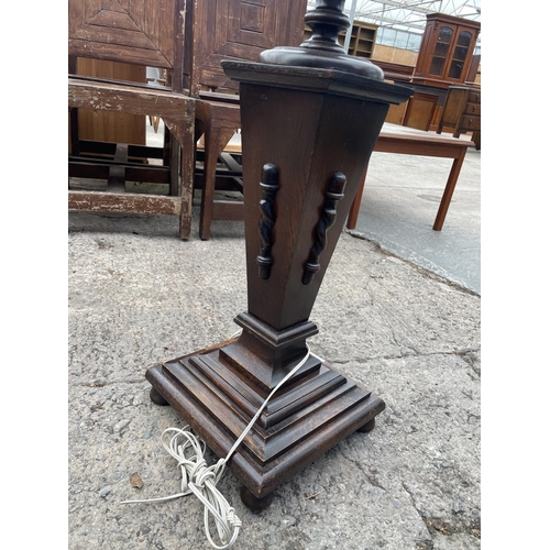 3067 - AN EARLY 20TH CENTURY OAK STANDARD LAMP WITH BARLEYTWIST AND BALUSTER COLUMN