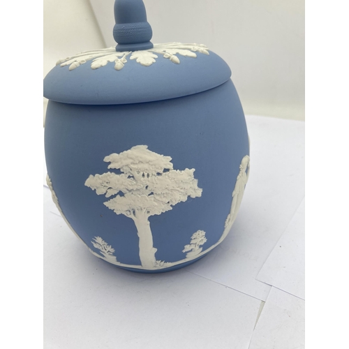 394 - A WEDGWOOD PALE BLUE JASPERWARE LIDDED SACRIFICE PATTERN JAR WITH ACORN FINIAL