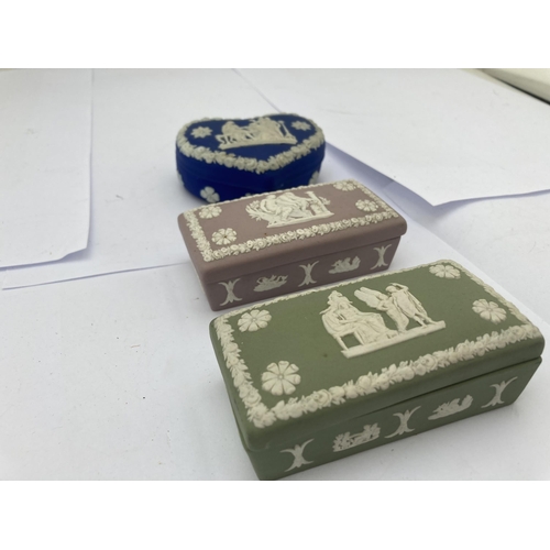 400 - A GROUP OF THREE WEDGWOOD JASPERWARE LIDDED TRINKET BOXES - NAVY, GREEN AND PINK