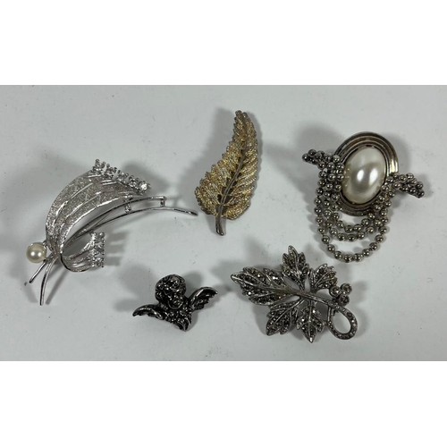 113 - A GROUP OF FIVE COSTUME JEWLLERY BROOCHES, SOME STAMPED SILVER