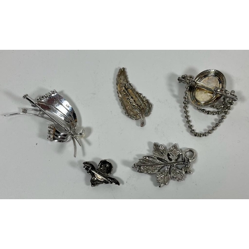 113 - A GROUP OF FIVE COSTUME JEWLLERY BROOCHES, SOME STAMPED SILVER