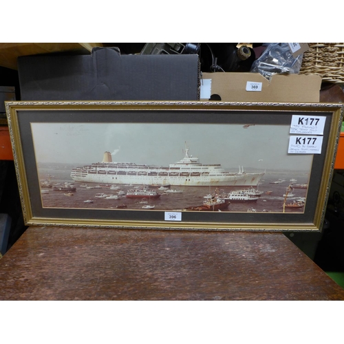 396 - A SIGNED FRAMED PHOTOGRAPH OF THE S.S CANBERRA RETURNING FROM THE 1982 FALKLANDS WAR, SIGNED BY CAPT... 